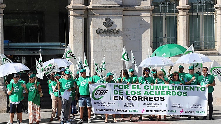 La plantilla de Correos se concentra en Burgos por el incumplimiento de un acuerdo firmado hace año y medio