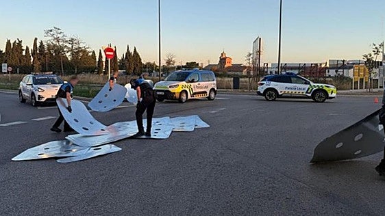 Corte total de una calle de Burgos al caer seis toneladas de chapa que transportaba un camión