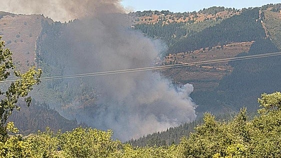 Los bomberos afrontan la segunda noche contra el grave incendio declarado en el norte de Burgos