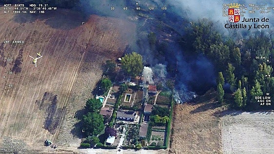 Un peligroso incendio en Aranda obliga a desalojar a varios vecinos: hay «grave riesgo para la población» y avanza hacia una gran masa forestal
