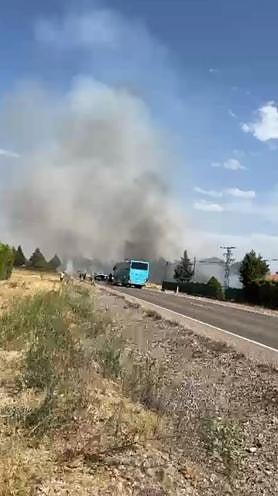 Imagen secundaria 2 - Un peligroso incendio en Aranda obliga a desalojar a varios vecinos: hay «grave riesgo para la población» y avanza hacia una gran masa forestal