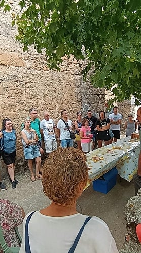 Imagen secundaria 2 - El pueblo de Casanova, volcado con la fiesta de las abejas.