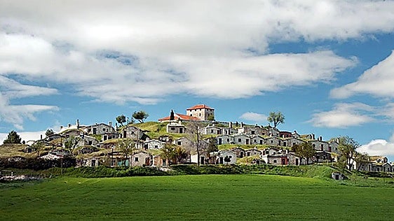 El pueblo de Burgos conocido como la aldea hobbit que empezó a salvarse de la extinción con solo 300 euros
