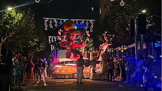 Las carrozas devuelven a la fiestas patronales de Miranda de Ebro su imagen más alegre