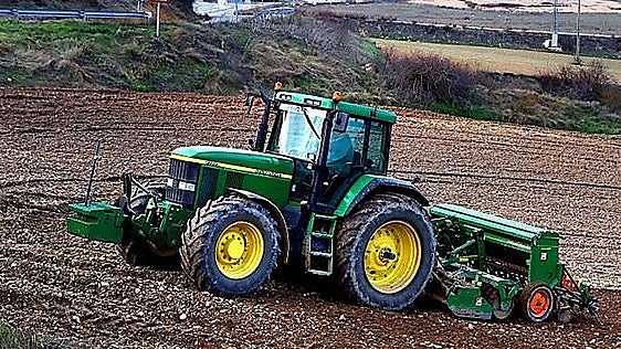 Herido un hombre tras volcar su tractor con el remolque cargado de uva en un pueblo de Burgos
