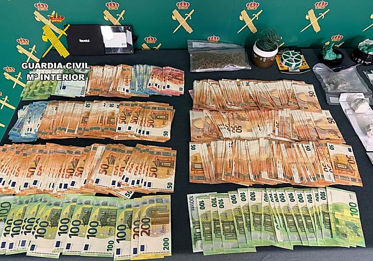 Imagen principal - La macrooperación antidroga en dos pueblos de Burgos se salda con cuatro detenidos por tráfico y más de 50.000 euros incautados