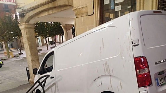 La furgoneta atrapada en la calle Béjar.