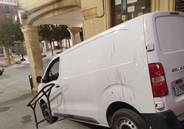 La insólita imagen que dejan las fiestas de Aranda: una furgoneta se empotra en las escaleras de la Plaza Mayor