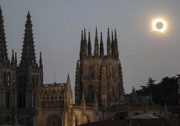 La catedral de Burgos con el eclipse de fondo.