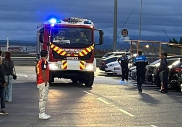 Susto en un centro comercial de Burgos al incendiarse un turismo en el parking