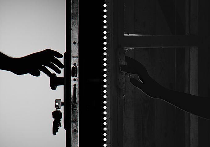 Imagen en la que se quiere representar la opción, a la dereche, de la entrada del agresor sin forzar la puerta y en el lado izquierdo la anciana abriendo por si misma la puerta