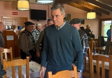 Pedro Sánchez en un restaurante de Quintanar de la Sierra este miércoles.