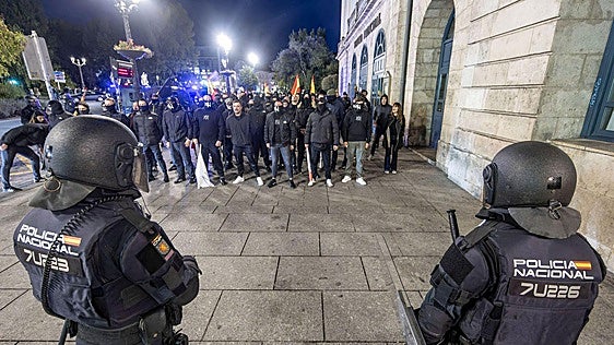 La Policía frente a los miembros Núcleo Nacional en la plaza del Cid.