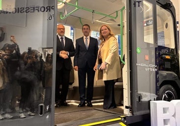 En la visita, las autoridades han subido en un autobús autónomo de la firma Holon Urban.