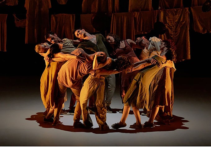 Danza contemporánea enraizada en la tradición del folclore en VENGO!