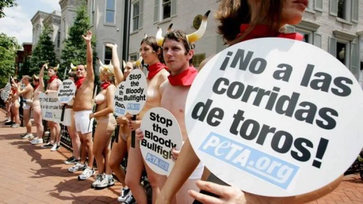 Manifestantes contra los toros se desnudan frente a la Embajada española en  Washington | Canarias7