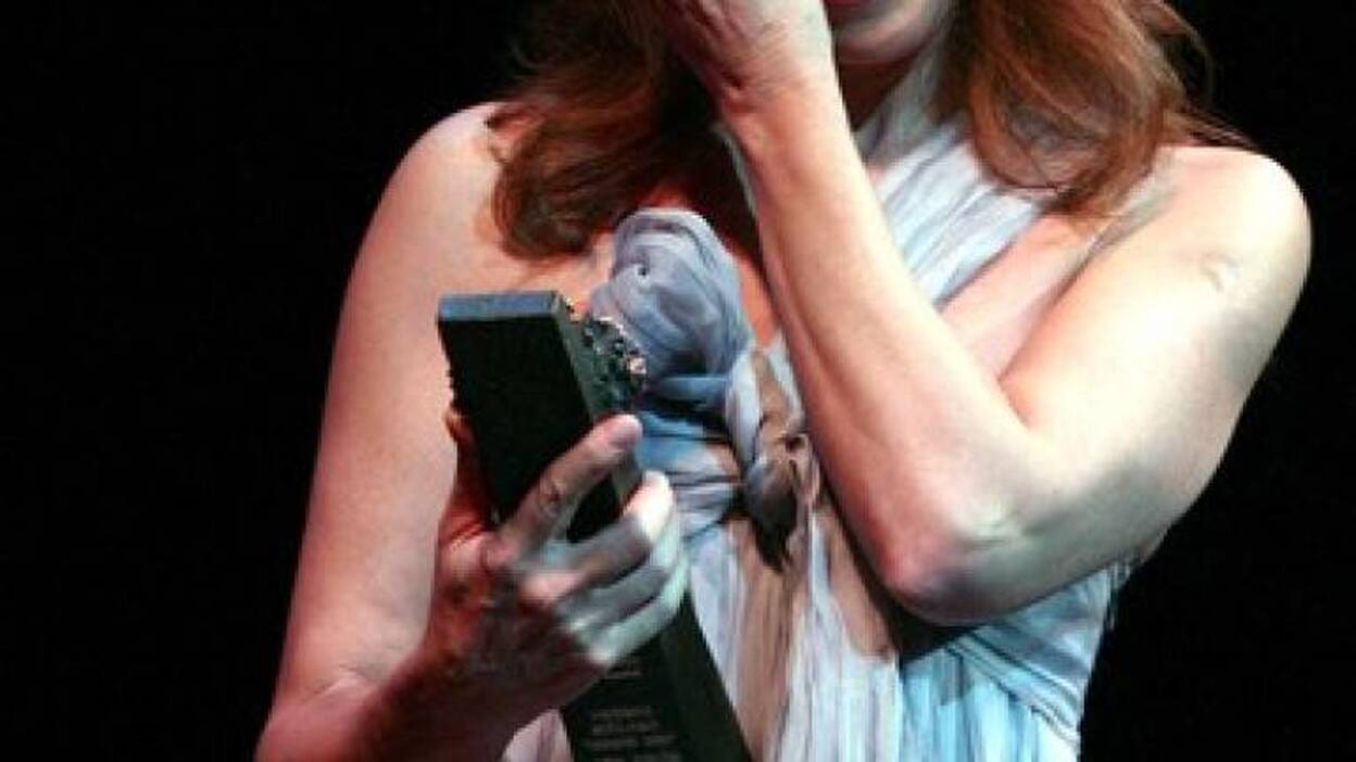 Ana Belén recoge el Premio Málaga visiblemente emocionada