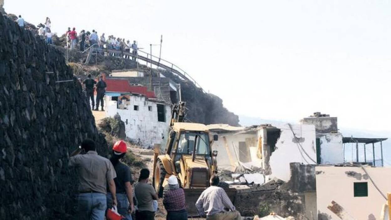 Caen las primeras casas de El Sauzal a pesar de las protestas