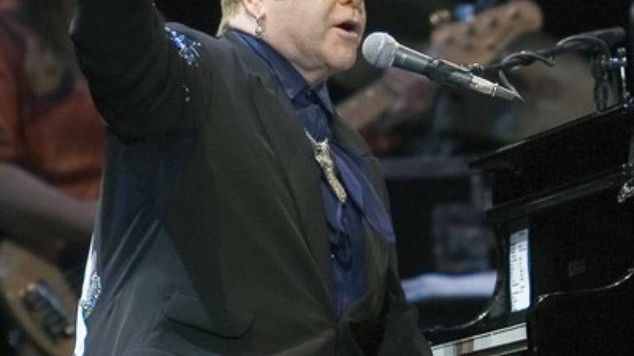Elton John pide que se prohíban las religiones