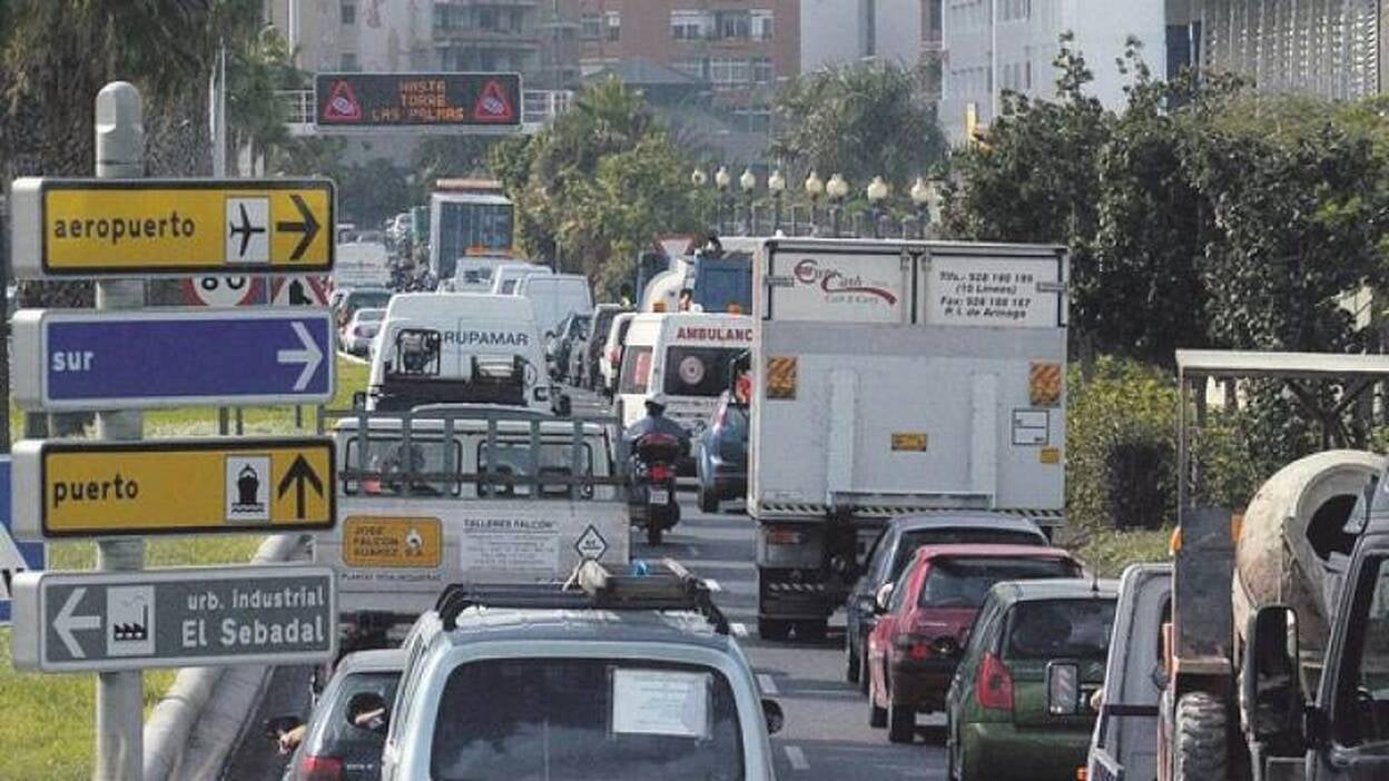 Un camión roto atasca 3.000 coches en el Puerto