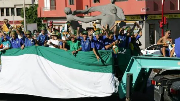 Inocente Críticamente Vandalir La plantilla de la UD Fuerteventura celebra el ascenso por las calles de  Puerto del Rosario | Canarias7