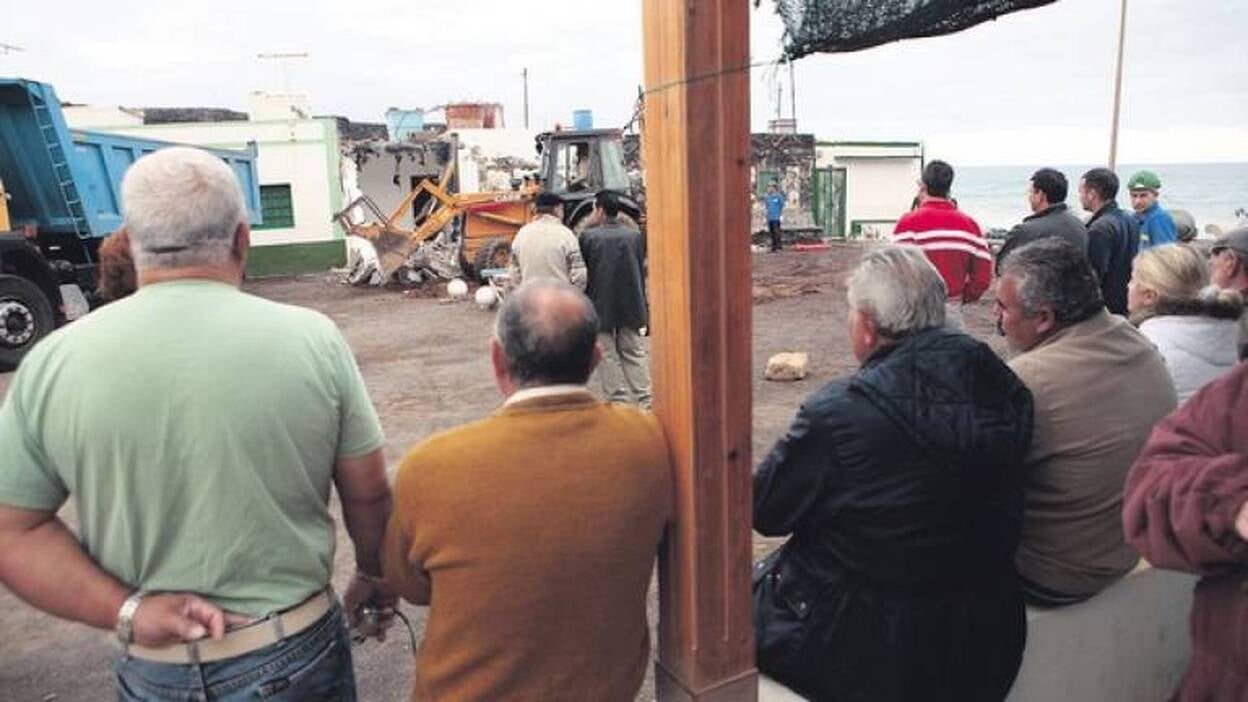 Costas ejecuta el primero de los derribos en Los Molinos