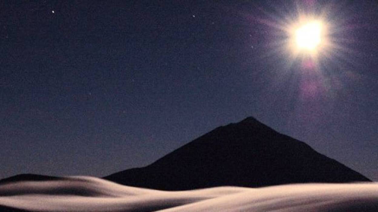 Alineación perfecta entre el Teide y un eclipse de luna