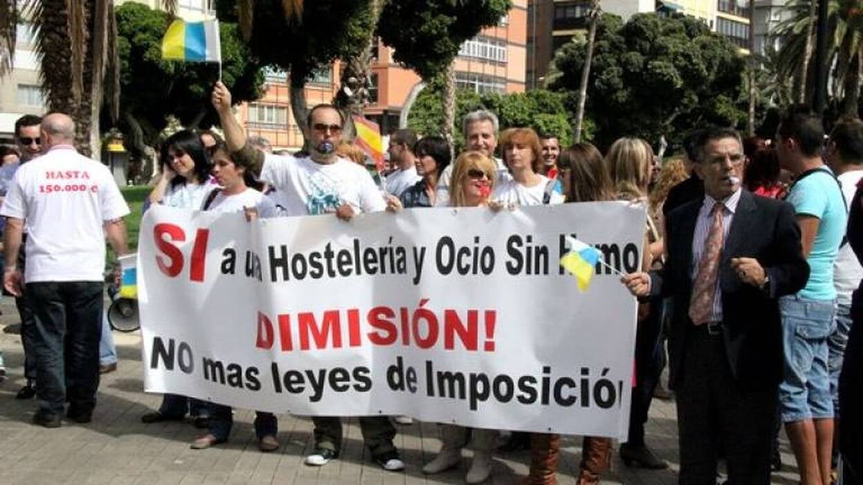 Empresarios canarios exigen zonas para fumar sin servicio y sin menores
