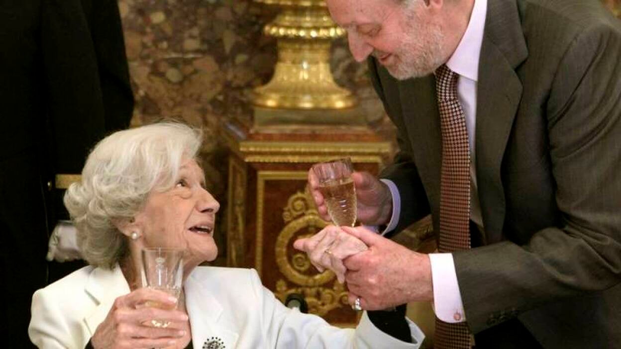 Matute recibe el Premio Cervantes de manos del Rey