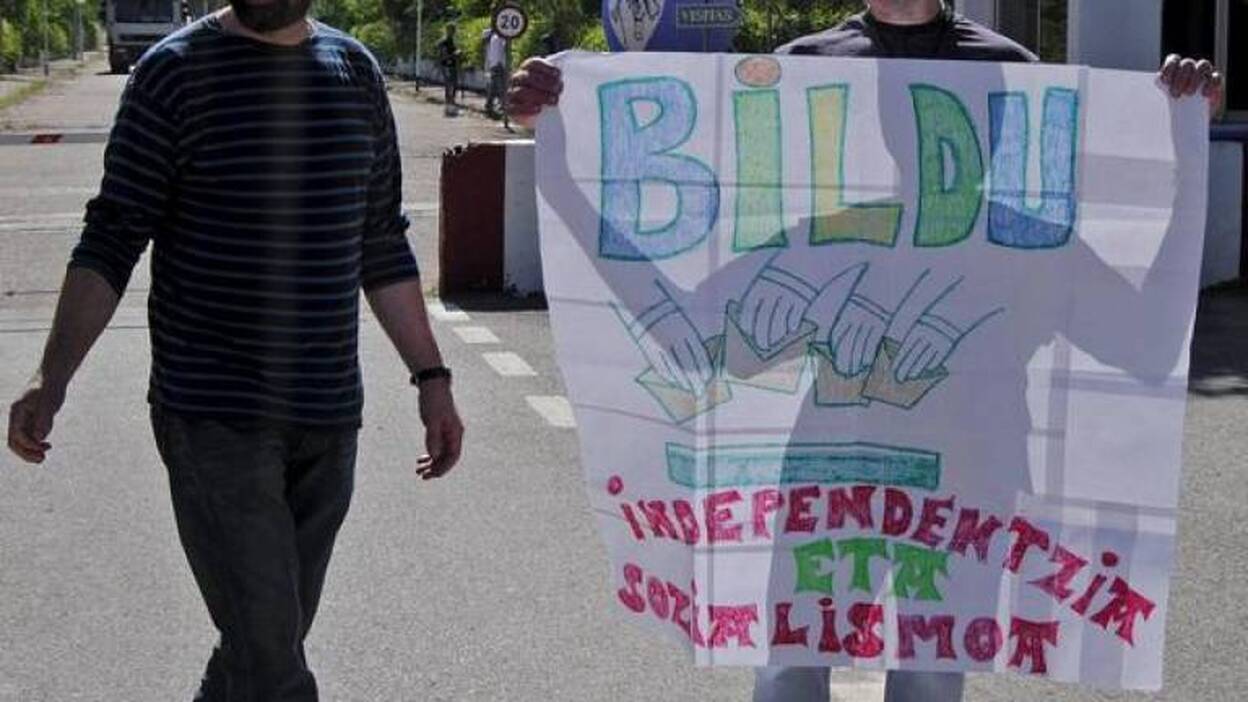 El etarra Ander Errandonea exhibe una pancarta de Bildu al salir de la cárcel