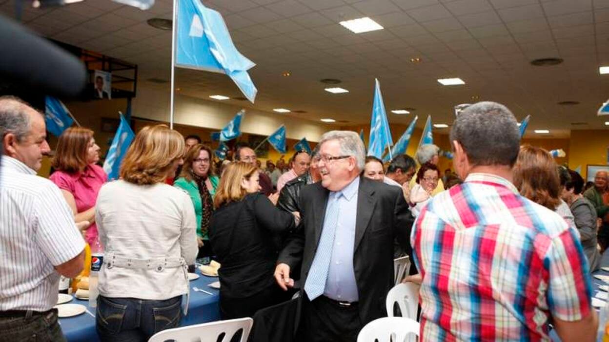 Bravo de Laguna con los mayores de Santa Brígida