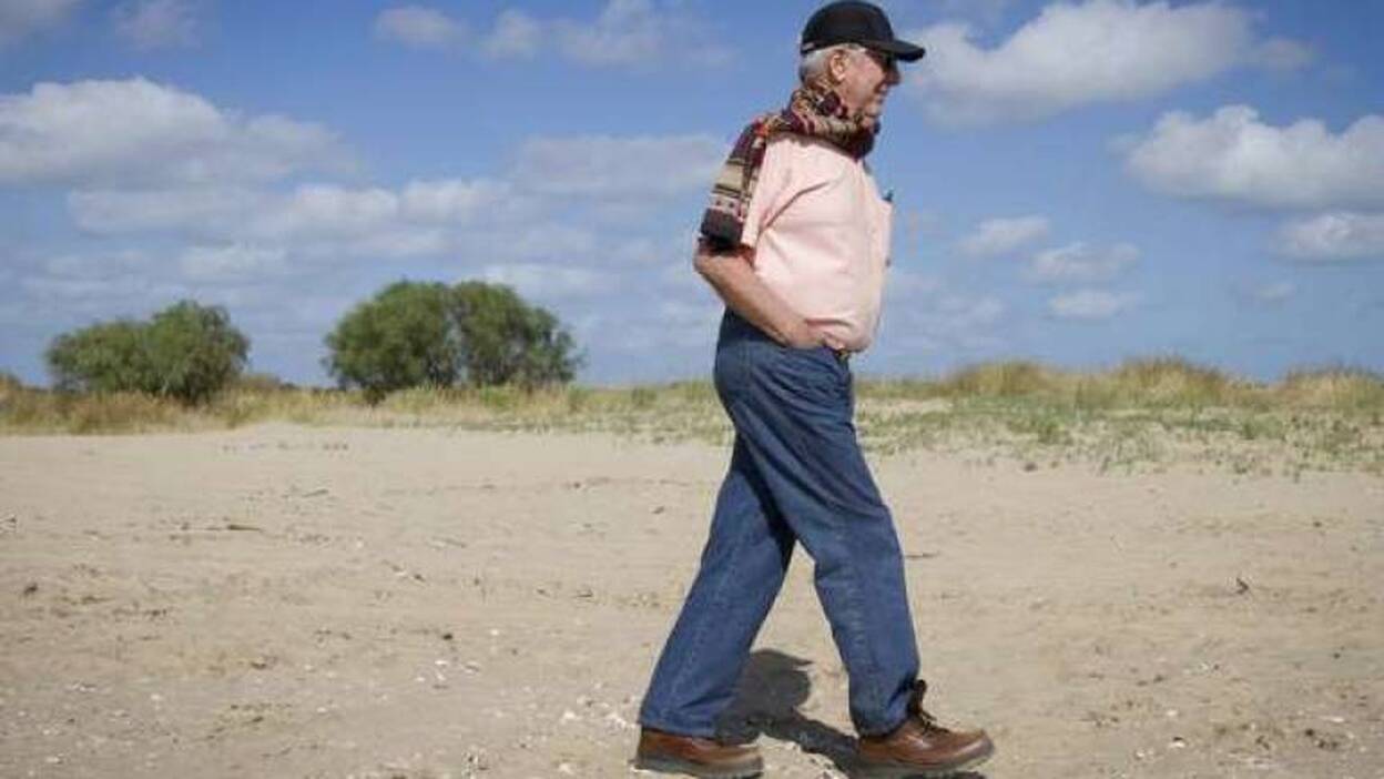 Vargas Llosa inicia el camino del Rocío con la hermandad de Sanlúcar