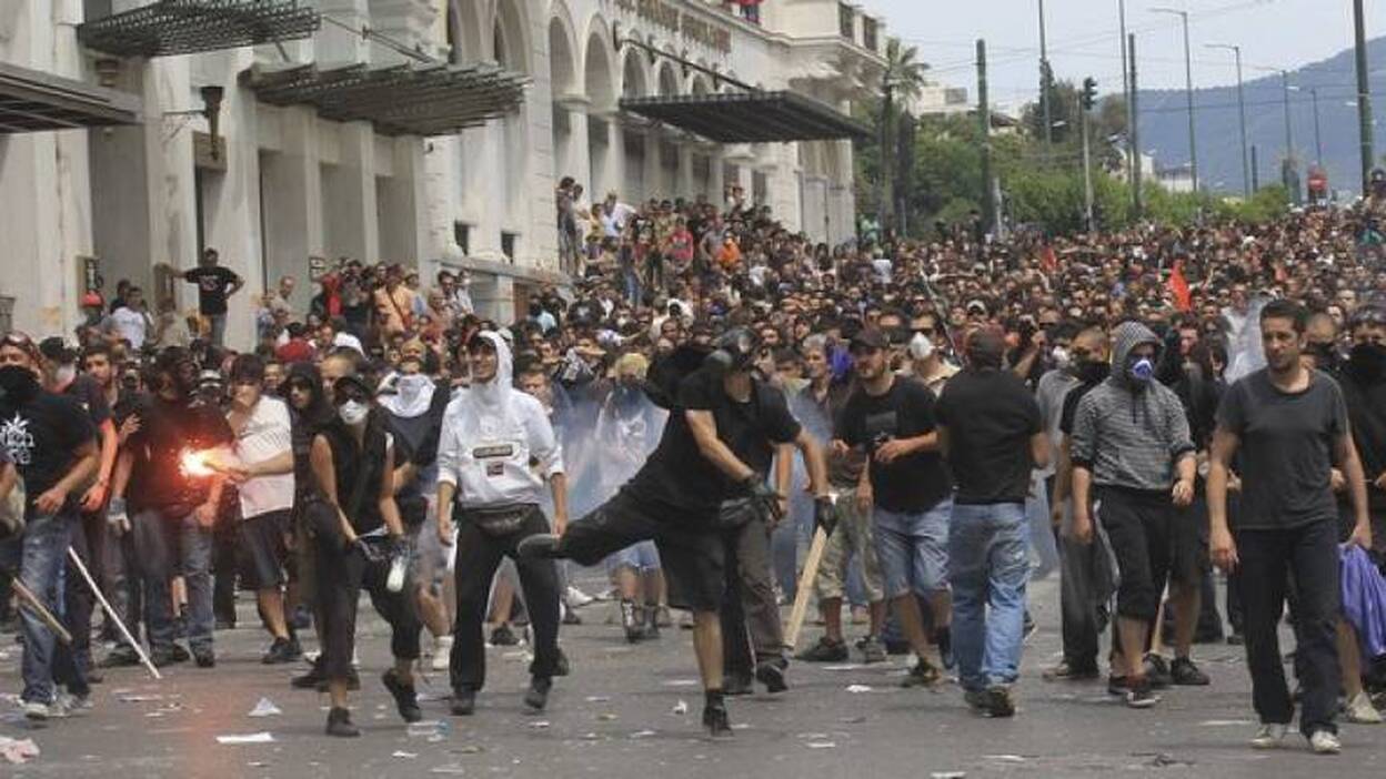 Graves choques ante el Parlamento de Atenas entre grupos radicales y policías