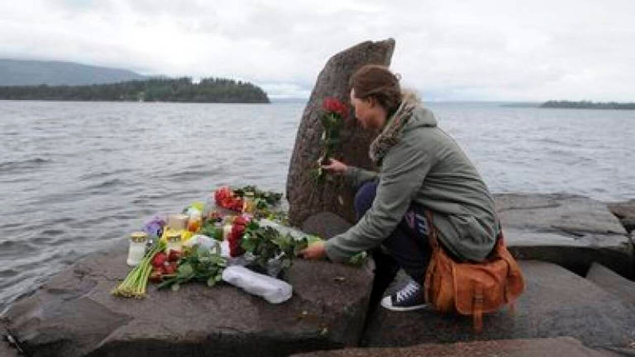 Multitudinaria misa en Noruega en memoria de las 92 víctimas