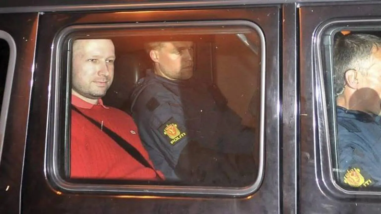 Breivik se mostró "impasible" ante el juez