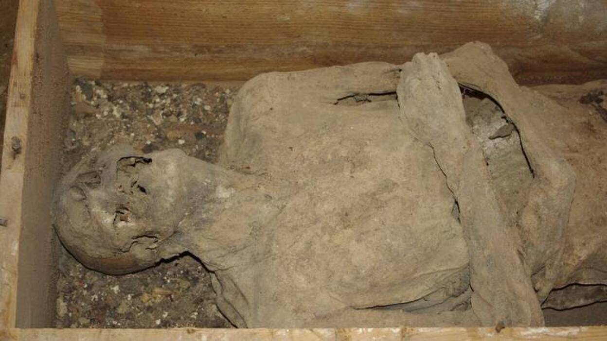 Se expone al público la momia hallada en un santuario de Sahagún