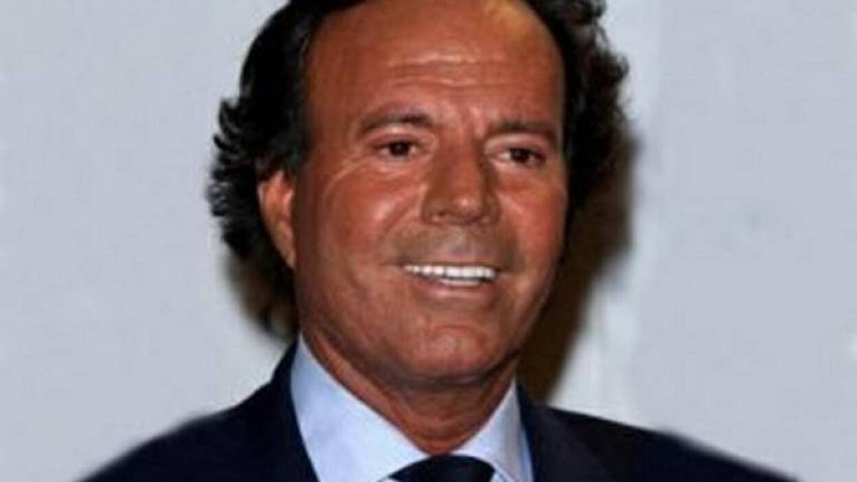 Julio Iglesias repasa sus principales éxitos ante unas 7.000 personas en Gandia