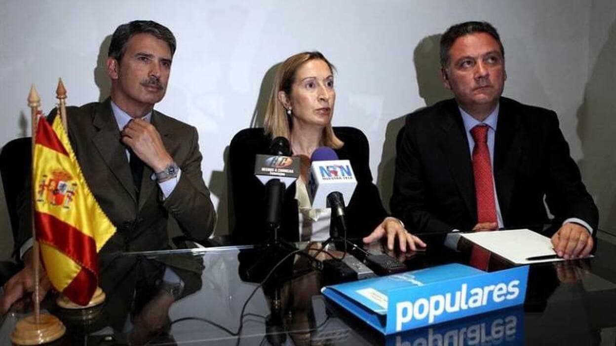 Dirigentes de Partido Popular español se reúnen con afiliados ante elecciones