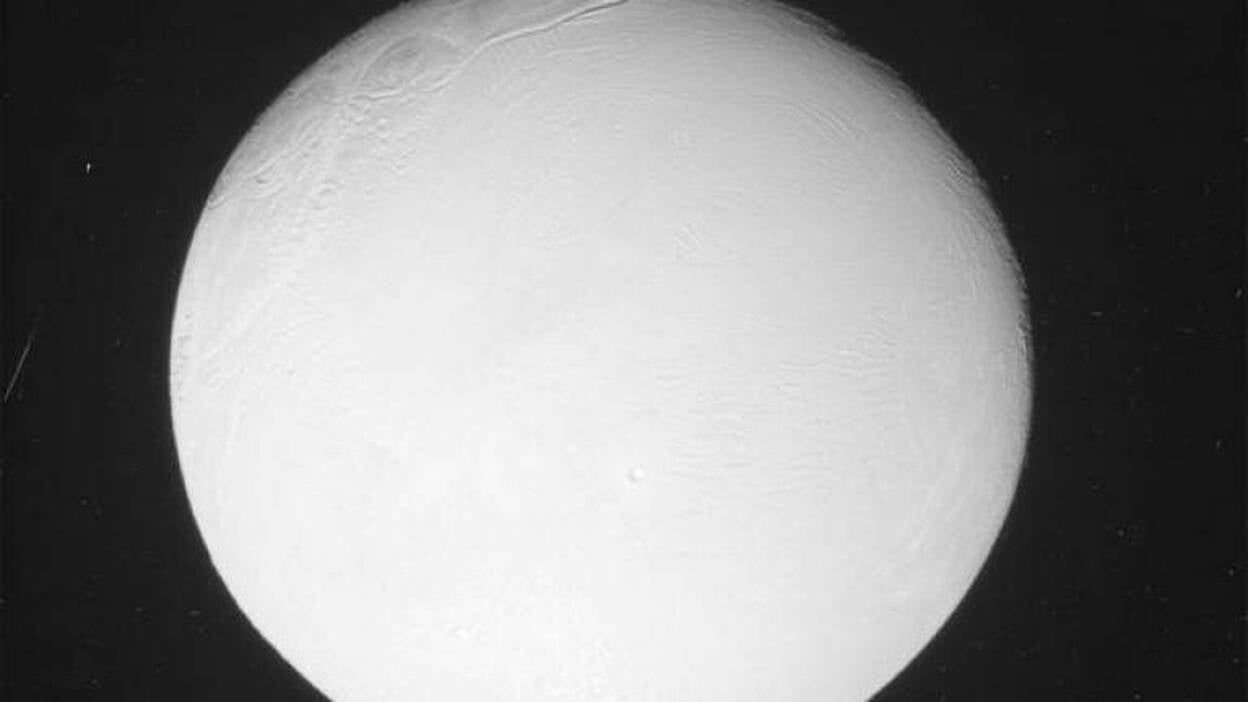 La NASA capta los géiser de Encélado, una de las lunas de Saturno