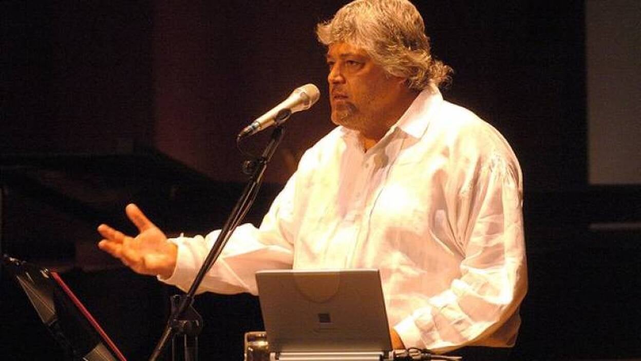 Un grupo recoge firmas en contra de Caco Senante