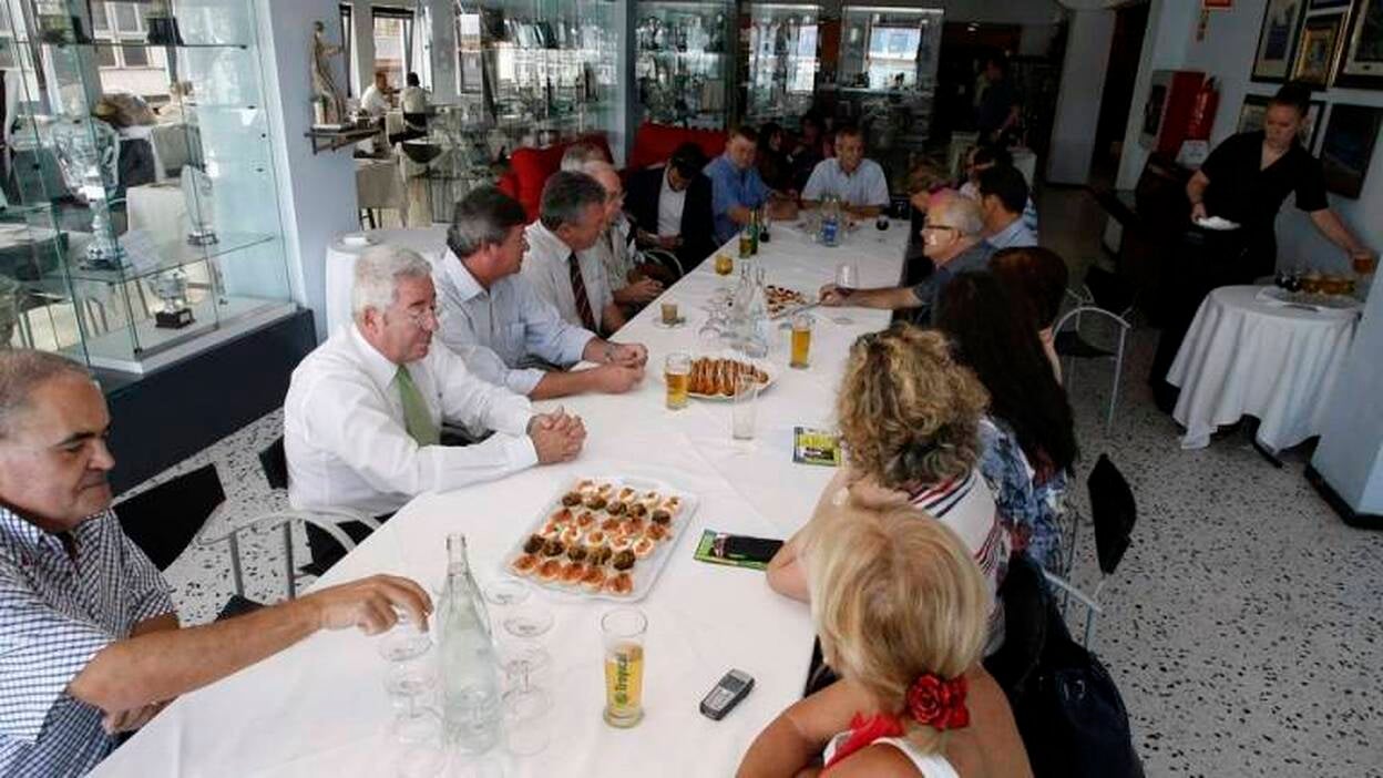 Reunión en el Club Victoria de los candidatos del CC-NC