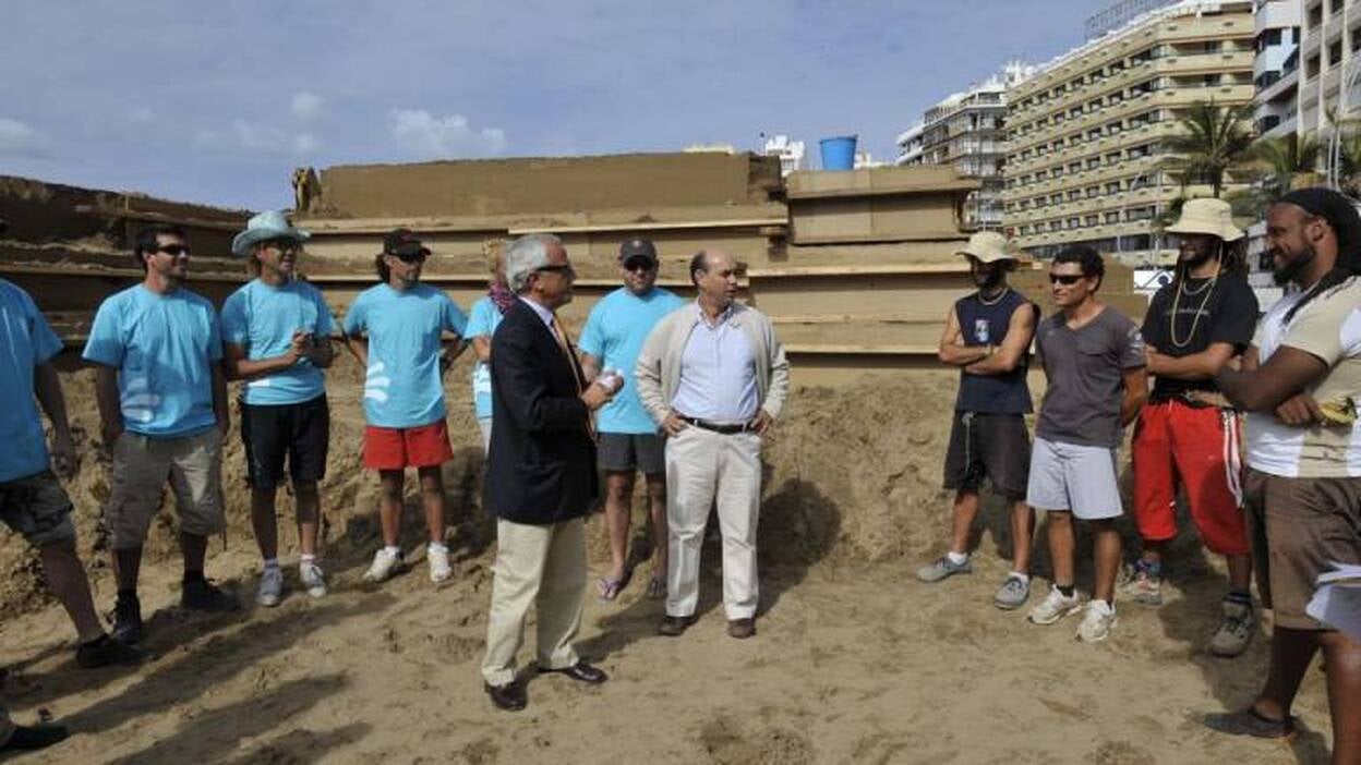 Montaje del belén de arena de Las Canteras
