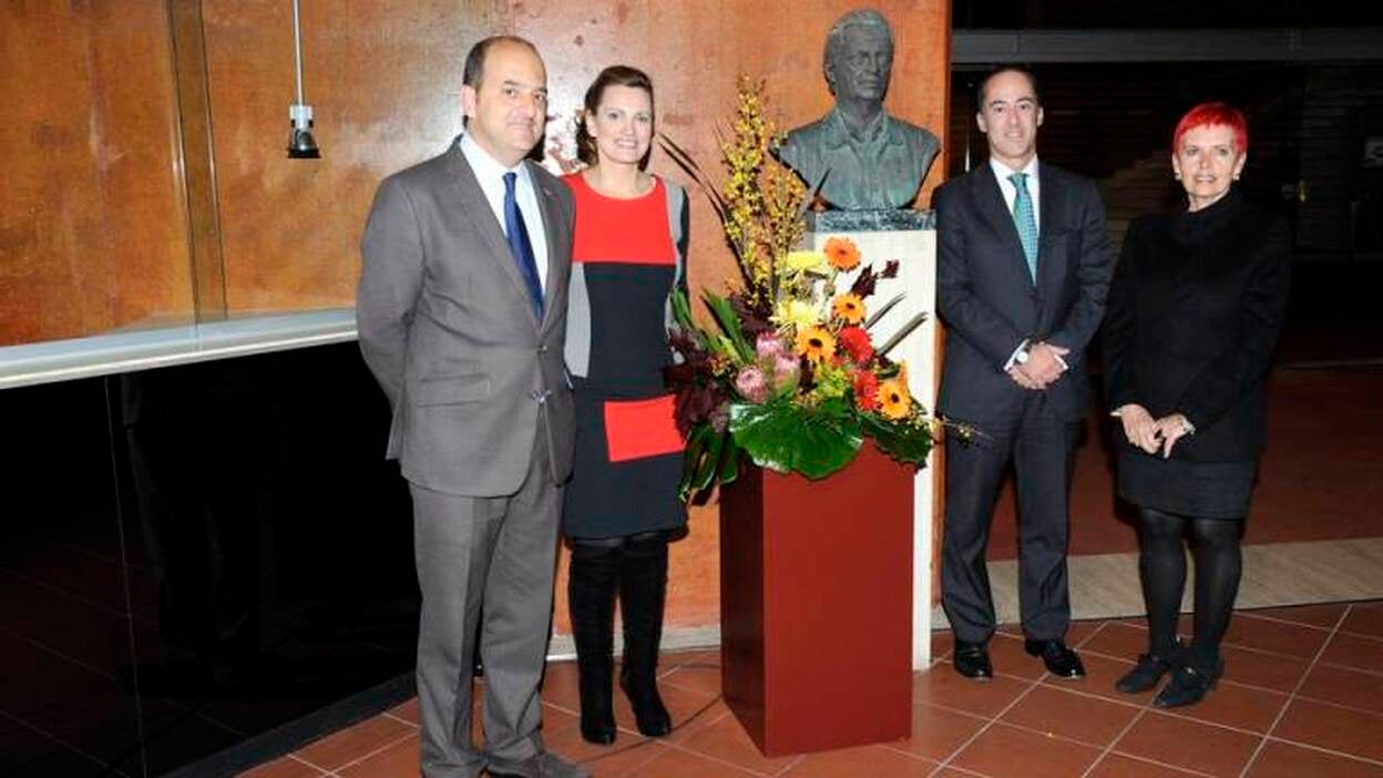 Homenaje floral a Kraus