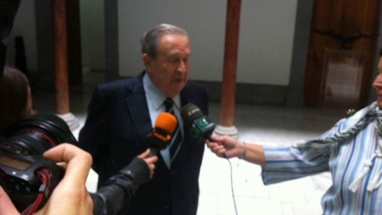 Saavedra formaliza su dimisión en el pleno con una gran ovación