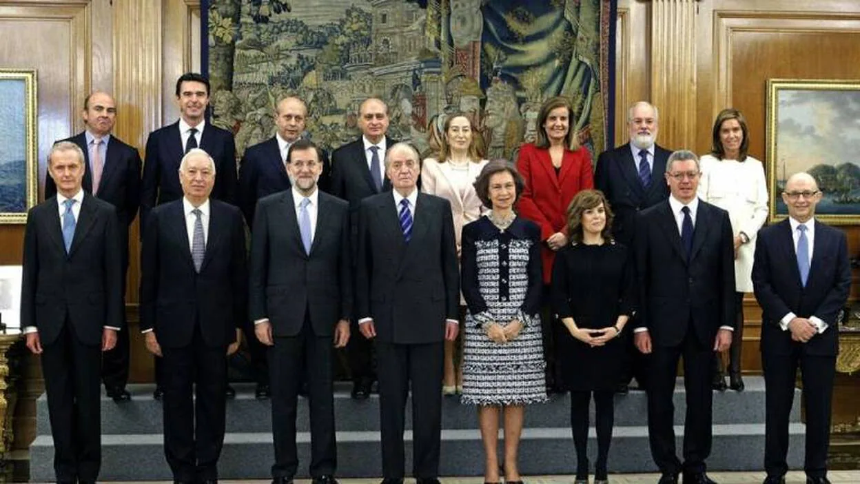 Los 13 ministros de Rajoy juran ante el Rey