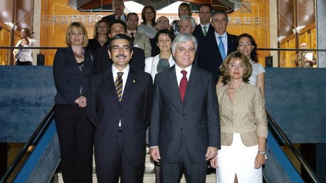 El Cabildo gastó 32.000 euros en los ojos y bocas de sus consejeros