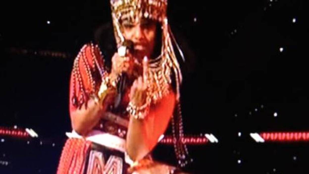 Una cantante hace señas obscenas durante el medio tiempo del Super Bowl