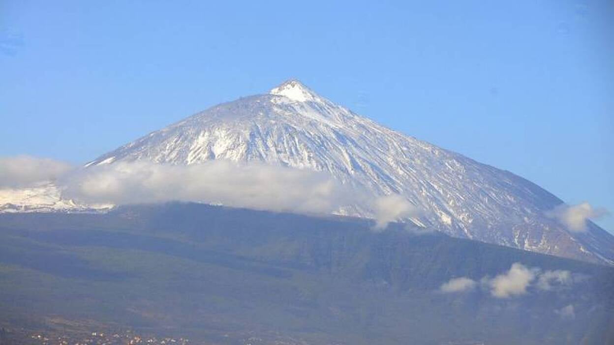 El Teide amanece blanco