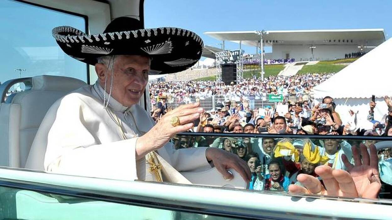El Papa visita México entre mariachis