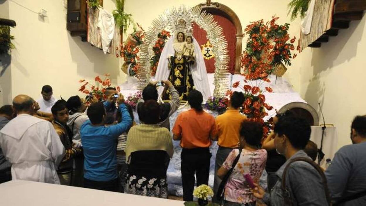 La Virgen del Carmen se acerca a sus fieles